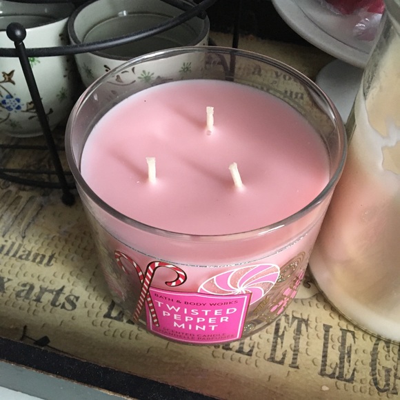 Bath & Body Works 3 Wick Candle Twisted Peppermint - Picture 4 of 4